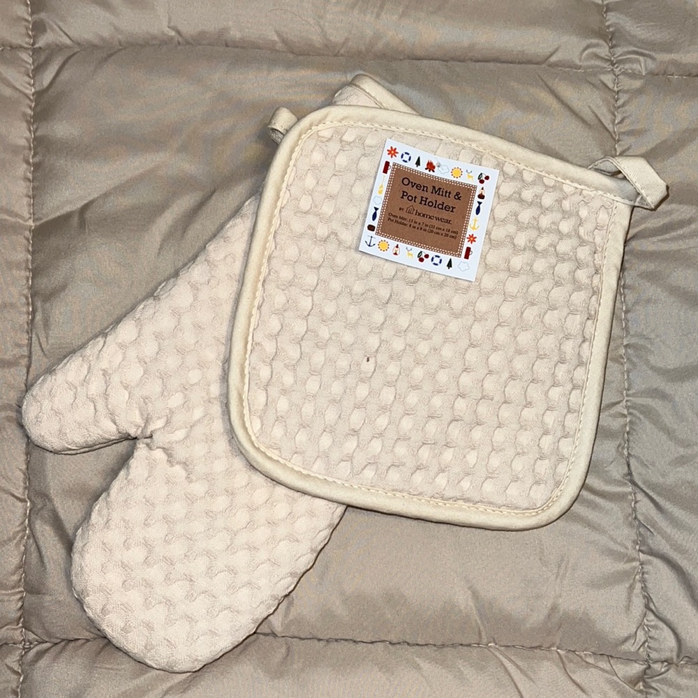 NWT 2pc Tan Oven Glove & Mitt